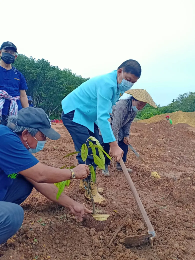 พช. ตราด "เอามื้อสามัคคี" พัฒนาศูนย์เรียนรู้ทฤษฎีใหม่รูปแบบ "โคก หนอง นา โมเดล" ระดับครัวเรือน บ้านพรงสน ตำบลบางปิด อำเภอแหลมงอบ จังหวัดตราด