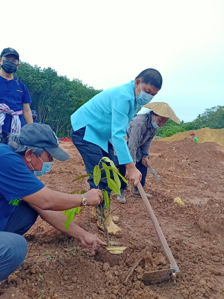 พช. ตราด "เอามื้อสามัคคี" พัฒนาศูนย์เรียนรู้ทฤษฎีใหม่รูปแบบ "โคก หนอง นา โมเดล" ระดับครัวเรือน บ้านพรงสน ตำบลบางปิด อำเภอแหลมงอบ จังหวัดตราด