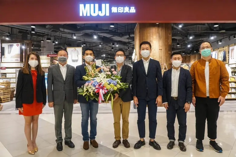 คุณสุรชัย เจริญพงศ์ รองกรรมการผู้จัดการ ส...