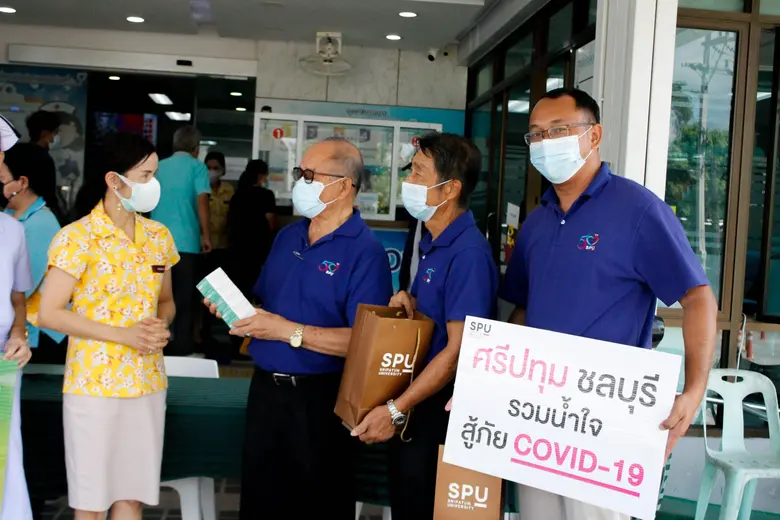ม.ศรีปทุม ชลบุรี มอบเครื่องวัดระดับออกซิเจนในเลือด โรงพยาบาลบ้านบึง ชลบุรีช่วยเหลือผู้ป่วยสู้ภัยโควิด-19