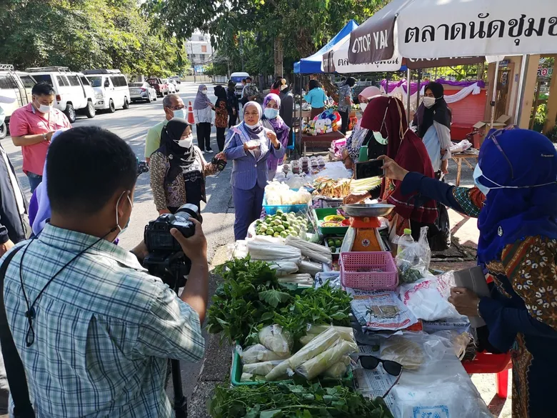 คึกคัก!!! ตลาดนัดแบ่งปันผัก หน้าบ้านพัก พจ.ยะลา