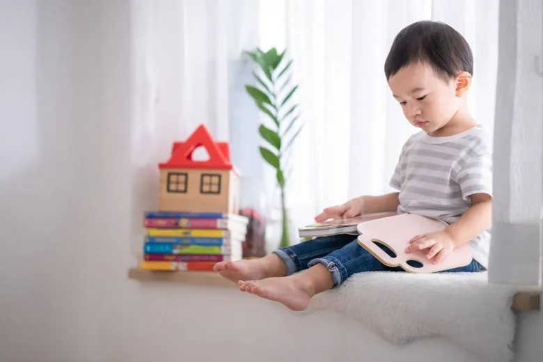 เล่นกับลูกอย่างไร ให้สมวัยและสร้างสรรค์ หากโรงเรียนยังปิด และทุกคนยังต้องติดบ้าน
