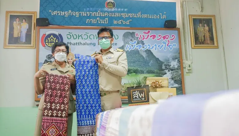 พช.พัทลุง เตรียมส่งผ้าประกวดลายผ้าพระราชทาน ผ้าลายขอเจ้าฟ้าสิริวัณณวรีฯ