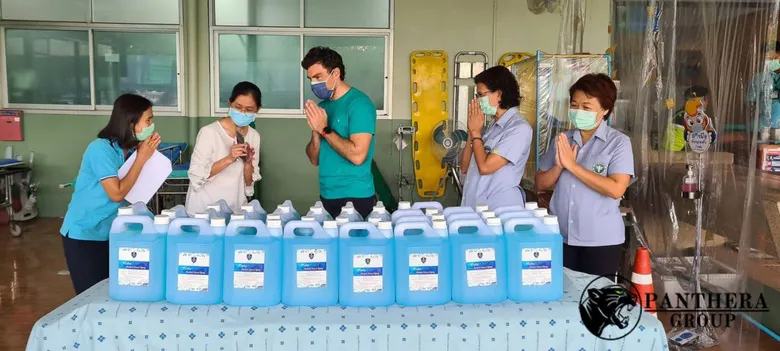 กลุ่มบริษัทแพนเธราร่วมต่อสู้กับการระบาดครั้งใหม่ มอบเจลแอลกอฮอล์ 5,000 ลิตร ให้แก่โรงพยาบาลทั่วกรุงเทพฯ