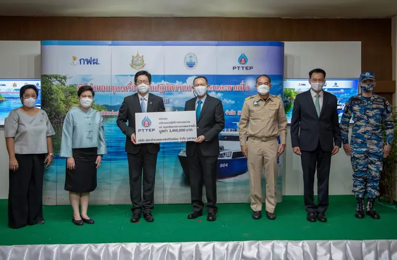 นายปิยะ สุขุมภาณุเมศร์ (ที่ 3 จากซ้าย) รอ...