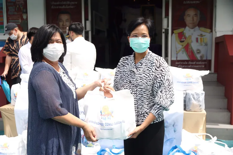 "พญาไท" ร่วม "แฮ็ปปี้เอ็มพีเอ็ม" แจกถุงปันสุขซับน้ำตาโควิด-19
