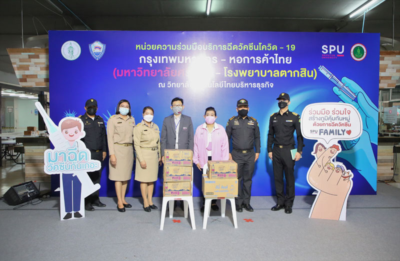 เขตบางเขน มอบน้ำดื่มวิตามินวอเตอร์ สนับสนุนบุคลากรทางการแพทย์ อาสาสมัคร ศูนย์ฉีดวัคซีนโควิด กทม-ศรีปทุม