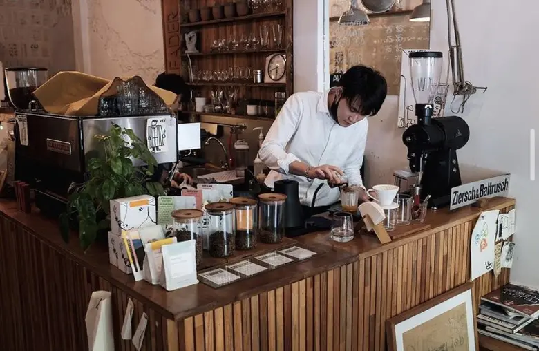 ในอดีตประเทศไทยของเรามีสถานที่จิบกาแฟและพ...