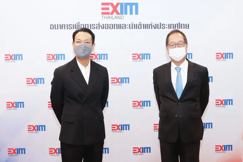 ดร.พสุ โลหารชุน (ขวา) ประธานกรรมการ ธนาคา...