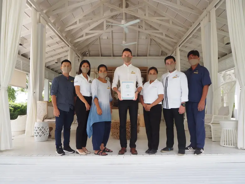 อองตวน เดนดา (กลาง) ผู้ช่วยผู้จัดการ โรงแ...
