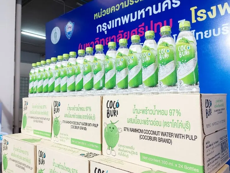 ขอขอบคุณ! ดร.วรวัฒน์ ชิ้นปิ่นเกลียว ประธานเจ้าหน้าที่บริหาร บริษัท ไทย โคโคนัท จำกัด (มหาชน) มอบน้ำมะพร้าว 1,500 ขวด ศูนย์ฉีดวัคซีนฯม.ศรีปทุม