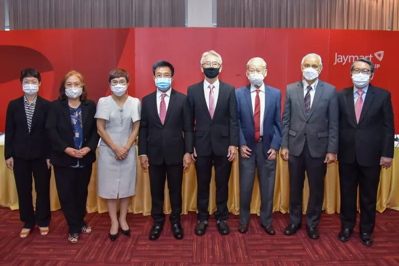 นายพิศณุ พงษ์อัชฌา (ที่ 4 จากขวา) ประธานกรรมการ พร้...