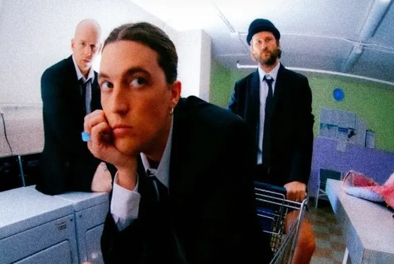 หลังจาก "LANY" วงดนตรีอินดี้ป็อปสุดปังแห่...