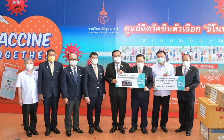 นายกรัฐมนตรี ตรวจเยี่ยมศูนย์ฉีดวัคซีนตัวเ...
