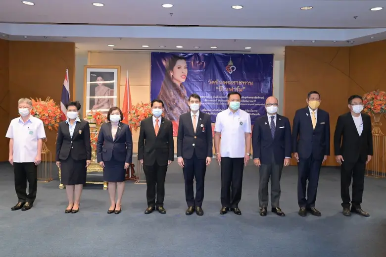 นายกรัฐมนตรี ตรวจเยี่ยมศูนย์ฉีดวัคซีนตัวเลือกซิโนฟาร์ม ราชวิทยาลัยจุฬาภรณ์ ณ บมจ.โทรคมนาคมแห่งชาติ สำนักงานแจ้งวัฒนะ