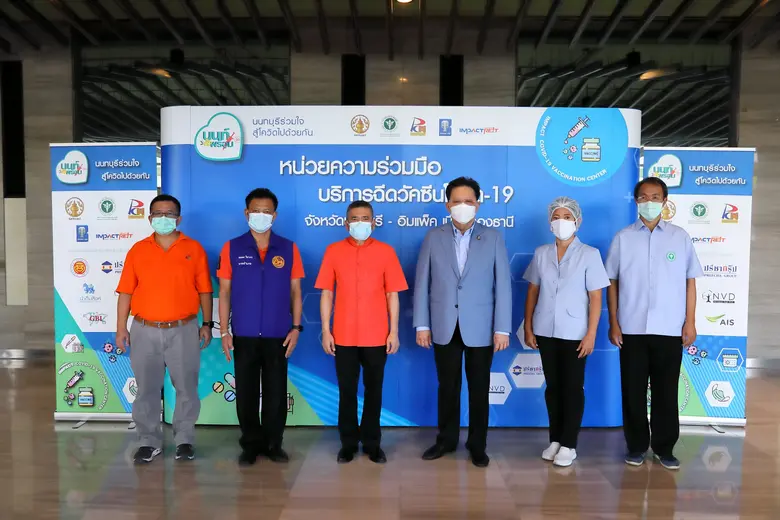 นายสุจินต์ ไชยชุมศักดิ์ (กลางซ้าย) ผู้ว่า...