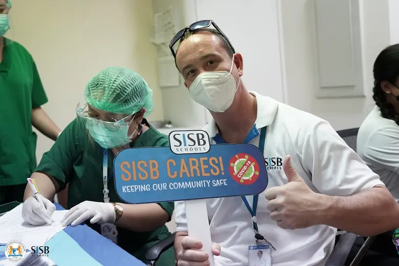 โรงเรียน SISB ฉีดวัคซีนโควิด-19 ให้บุคลากรของโรงเรี...