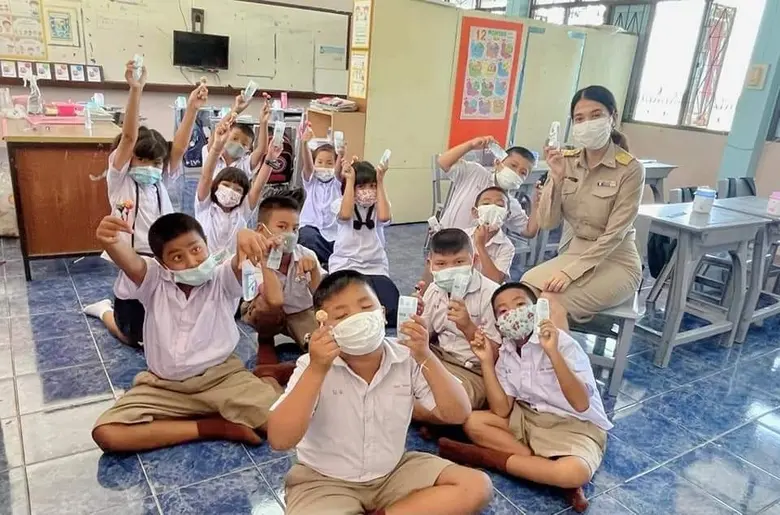 บริษัท ผลิตภัณฑ์สมุนไพร ดร.สาโรช จำกัด นำเจลล้างมืออนามัย ดร.สาโรช มอบให้กับโรงเรียนบ้านเนินจันทร์ จ.ลพบุรี