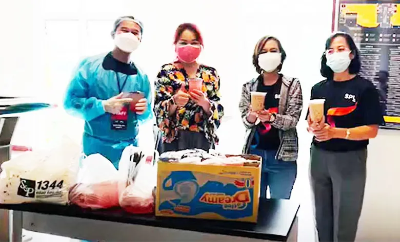 ขอขอบคุณ! วิทยาลัยบัณฑิตศึกษาด้านการจัดการ SPU มอบชานมและเค็กกล้วยหอม สนับสนุนบุคลากรทางการแพทย์ อาสาสมัคร ศูนย์ฉีดวัคซีน SPU