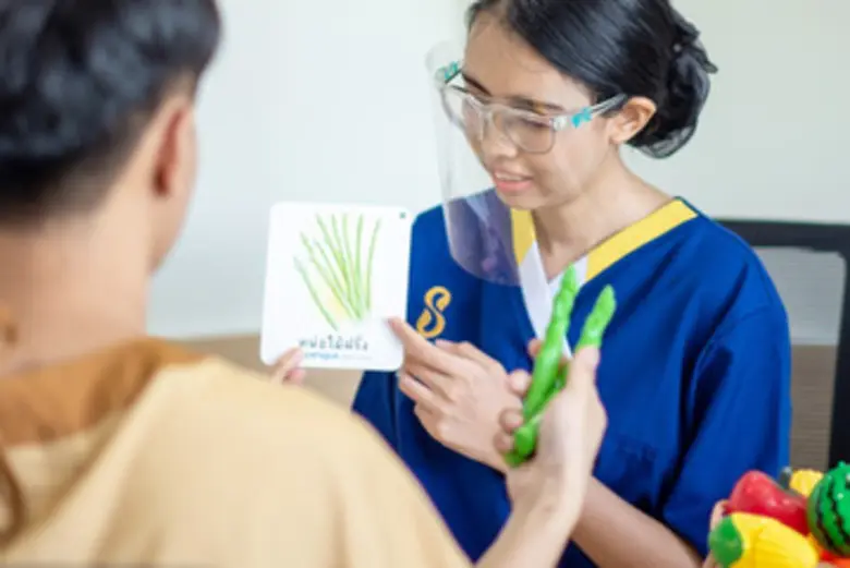 นักอรรถบำบัด หรือ นักกายภาพฟื้นฟูด้านการส...