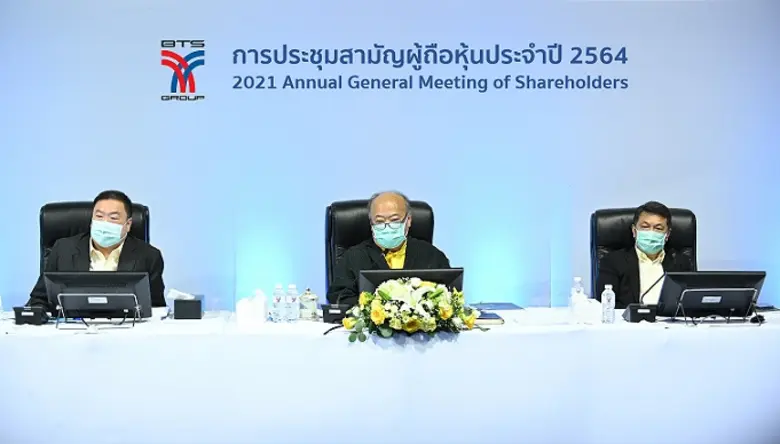 นายคีรี กาญจนพาสน์ (กลาง) ประธานกรรมการแล...