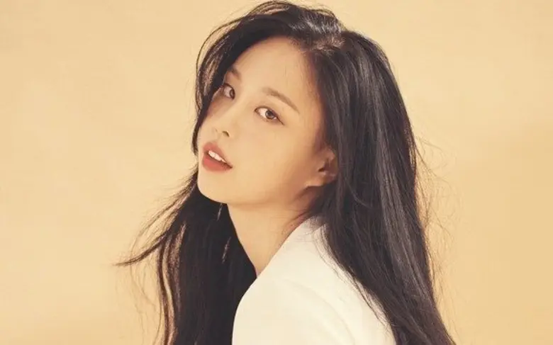 "YOUHA" ศิลปินเดี่ยวน้องใหม่ในวัย 22 ปี ท...