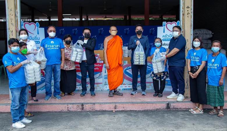 มูลนิธิก้าวคนละก้าว Kapook.com จับมือกลุ่มทรู เปิดปฏิบัติการ "ครัวปันอิ่ม" มอบอาหารวันละ 1,000 กล่อง พร้อมหน้ากากอนามัย ถึงมือผู้ป่วยศูนย์พักคอยวัดสิงห์