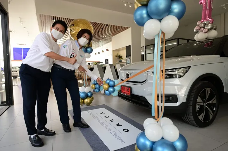 ศูนย์วอลโว่ เอ็มดับบลิววัน ส่งมอบรถยนต์ The New Volvo XC40 Recharge Pure Electric รถยนต์เอสยูวีพลังงานไฟฟ้า 100% คันแรกของศูนย์ฯ