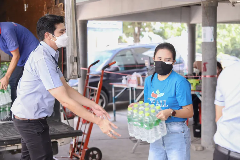 ศูนย์พักคอยชุมชนตำบลละหาร นนทบุรี ร่วมกับ เซเว่นฯ เดินหน้า "คนไทยไม่ทิ้งกัน" สนับสนุนเครื่องอุปโภค-บริโภค ดูแลผู้ป่วยโควิด-19