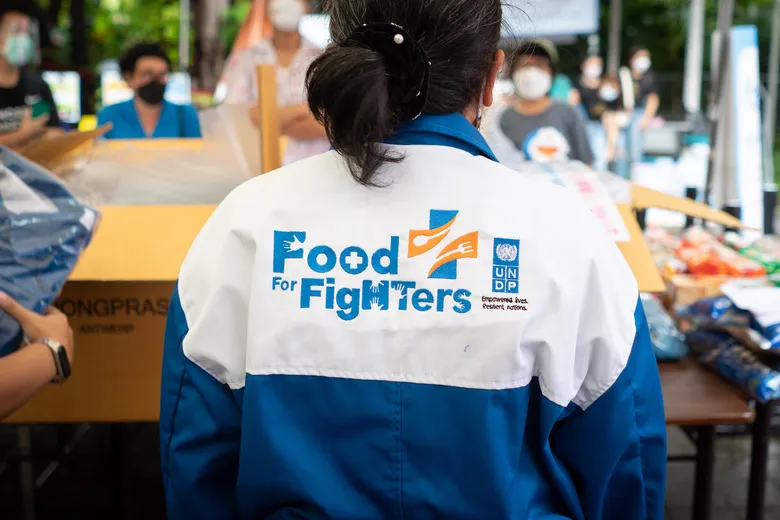เอก ทองประเสริฐ ออกแบบและผลิตชุดให้อาสาสมัครช่วยโควิด-19