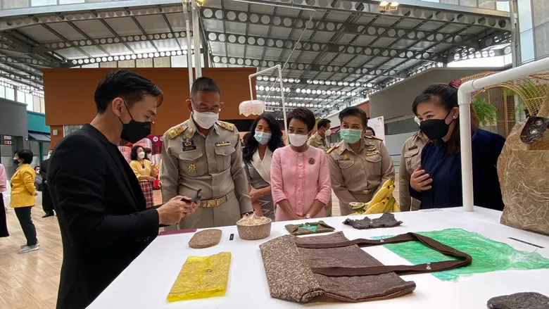 พาณิชย์จังหวัดปทุมธานีอวดโฉมผลงานผลิตภัณฑ์นวัตกรรมต้นแบบเชิงพาณิชย์ ฝีมือ 6 นักออกแบบชื่อดังระดับประเทศ