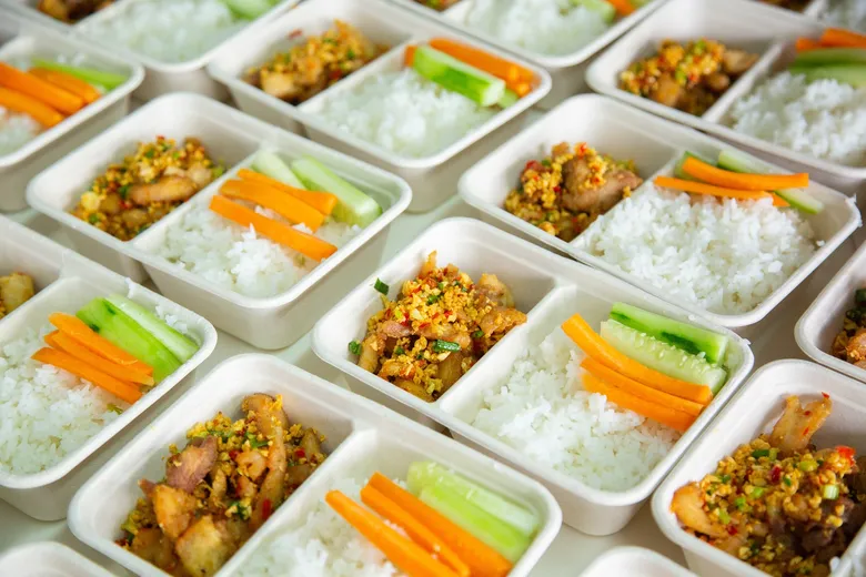 กลุ่มธุรกิจข้าวมาบุญครอง มอบข้าวขาวหอมมะลิใหม่ 100% ทำข้าวกล่องกำลังใจ เสิร์ฟความหอม อร่อย ปลอดภัย ผ่านการรังสรรค์เมนูจากเชฟน่าน หงษ์วิวัฒน์