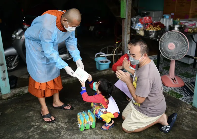 กรมการแพทย์แผนไทยฯ-วัดพุทธปัญญา-มูลนิธิสืบนาคะเสถียร -พันธมิตรสื่อมวลชน-ซีพี-ซีพีเอฟ ร่วมขับเคลื่อน "ครัวปันอิ่ม" ช่วยชาวนนทบุรี สู้ภัยโควิด-19