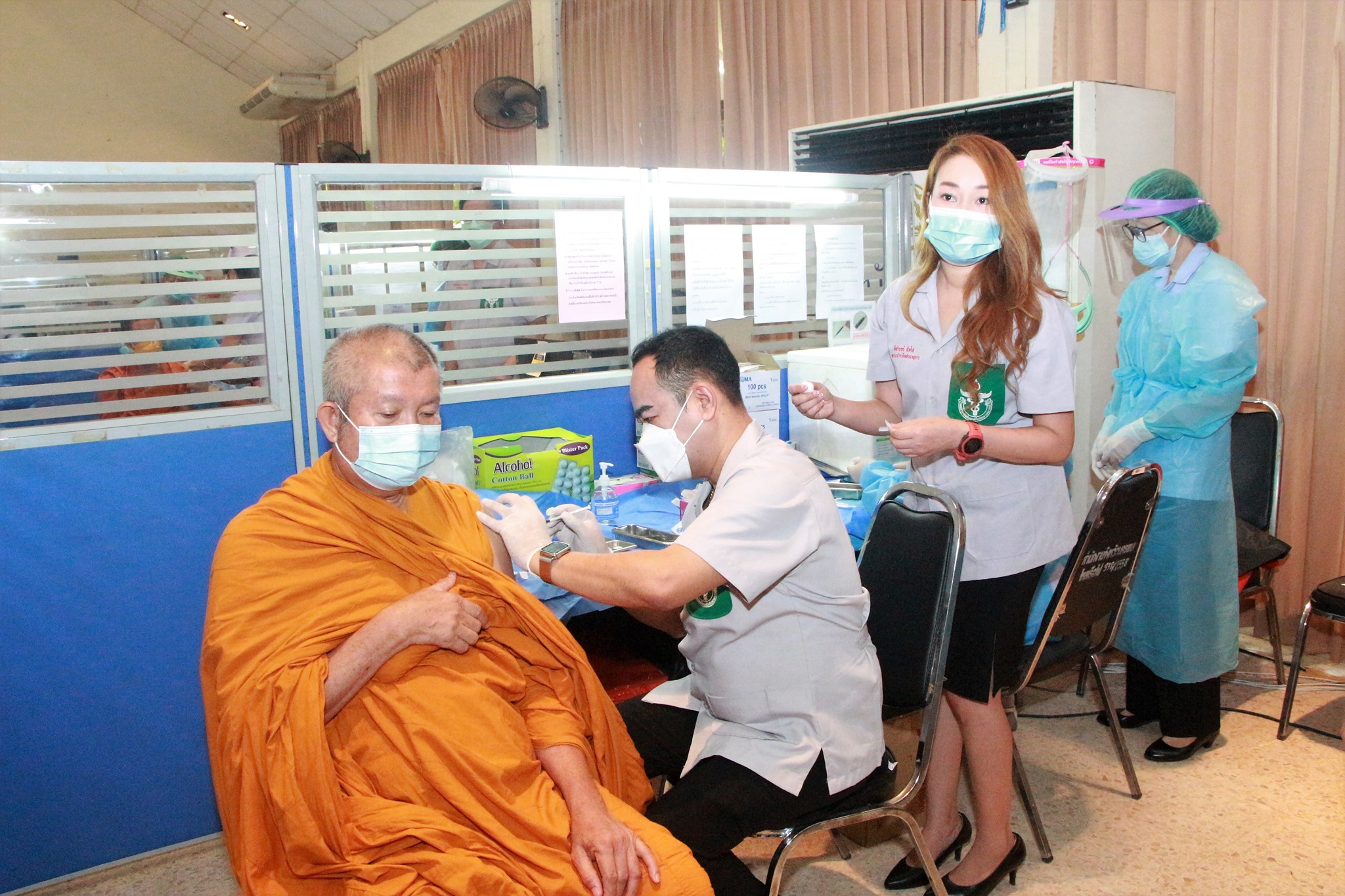 หน่วยแพทย์เคลื่อนที่ พอ.สว. บริการฉีดวัคซีนพระราชทาน "ซิโนฟาร์ม" แก่ประชาชน จ.นครพนม