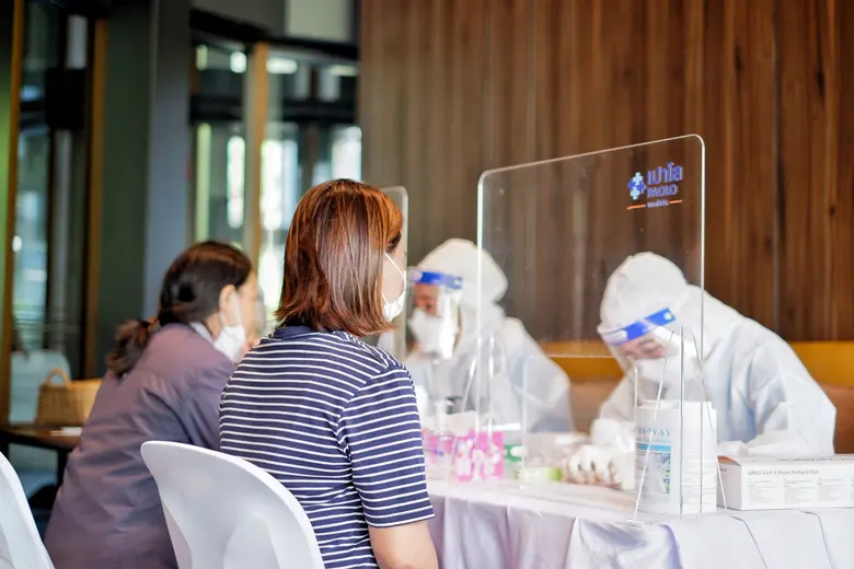 พลัสฯ จับมือกลุ่มรพ.เปาโล-พญาไท ตรวจโควิดเชิงรุกให้ลูกบ้าน นำร่อง 12 โครงการที่พักอาศัย หากตรวจพบพร้อมส่งตัวรักษา