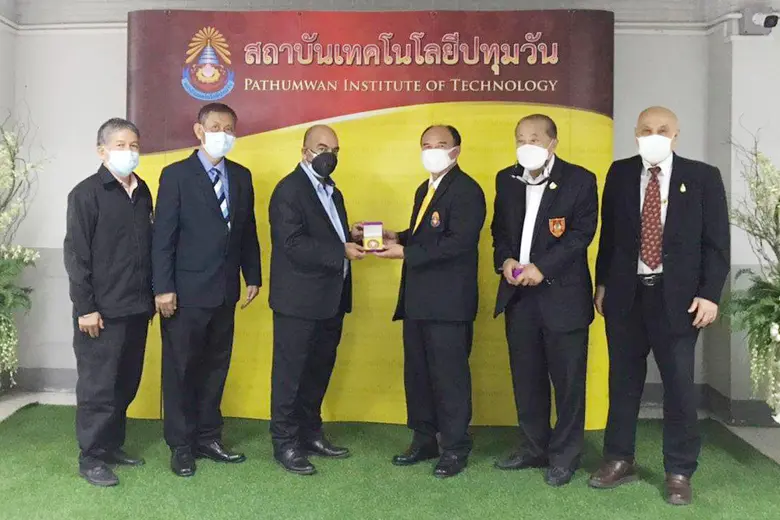 รองศาสตราจารย์ ดร.เสถียร ธัญญศรีรัตน์ รัก...