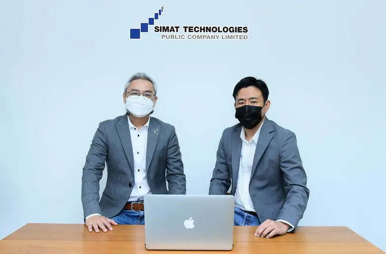 คุณบุญเลิศ เอี้ยวพรชัย (ขวา) ประธานเจ้าหน...