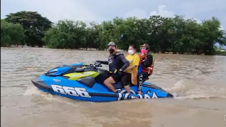 TQM ผนึก ทีมเจ็ทสกี 'เปิ้ล นาคร' ลุยช่วยน้ำท่วมลพบุรี