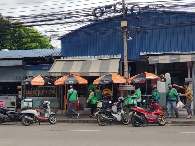 ฝนตกโหดเหมือนโกรธกัน! "ลาบานูน" ตั้ง "ร่มท้าพายุ" ซัพพอร์ตเหล่าไรเดอร์