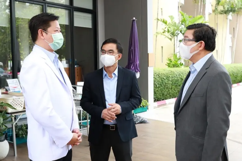 การบริจาคผลิตภัณฑ์กระชายขาวเพื่อโครงการวิจัย "การทดสอบประสิทธิผลและความปลอดภัยของสารสกัดกระชายขาว ในการรักษาผู้ป่วยโควิด-19 ในโรงพยาบาลสนามธรรมศาสตร์"