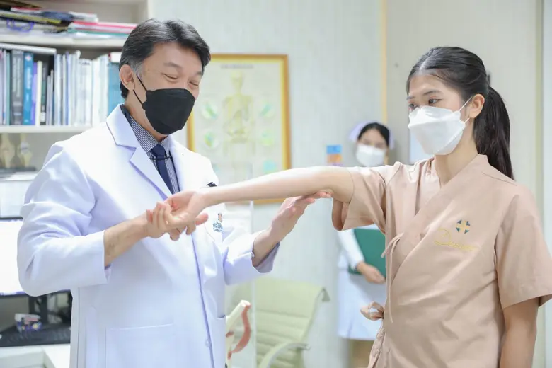"น้องเทนนิส"ตรวจร่างกายที่สมิติเวช สุขุมวิท