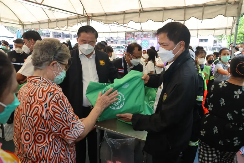 ก.แรงงาน บูรณาการร่วม กรุงเทพมหานคร และกองบัญชาการตำรวจนครบาลมอบถุงยังชีพช่วยชาวแฟลตดินแดงสู้ภัยโควิด-19
