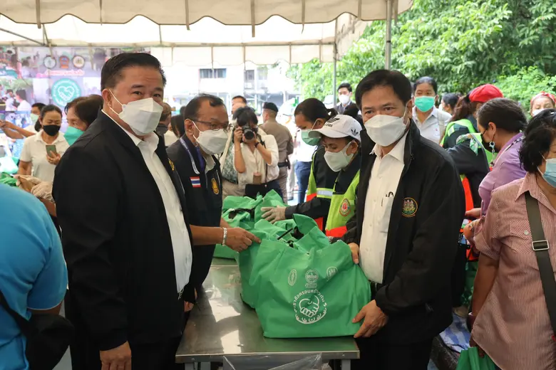 ก.แรงงาน บูรณาการร่วม กรุงเทพมหานคร และกองบัญชาการตำรวจนครบาลมอบถุงยังชีพช่วยชาวแฟลตดินแดงสู้ภัยโควิด-19