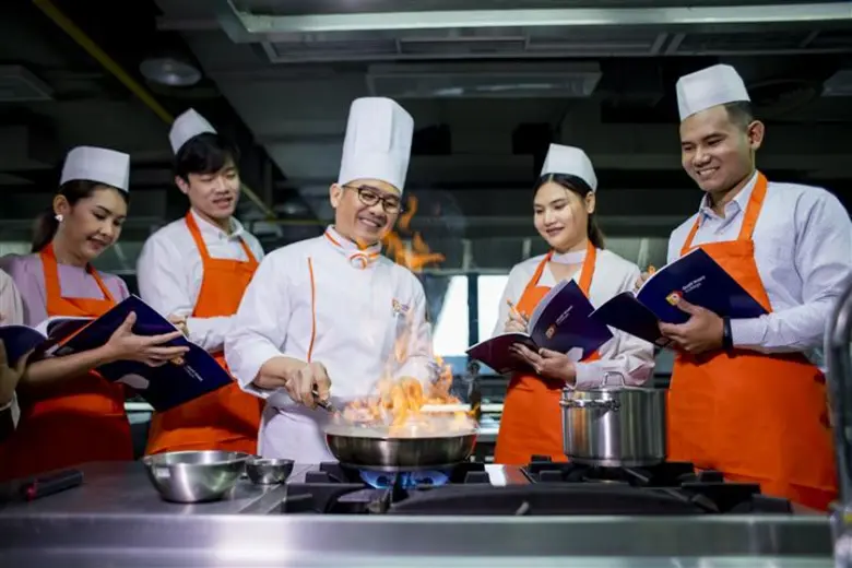 เรียนรู้และเปิดประสบการณ์กับการปรุงอาหารเมนูแนวใหม่ ในหลักสูตร "อาหารฟิวชั่น " ที่ วิทยาลัยดุสิตธานี
