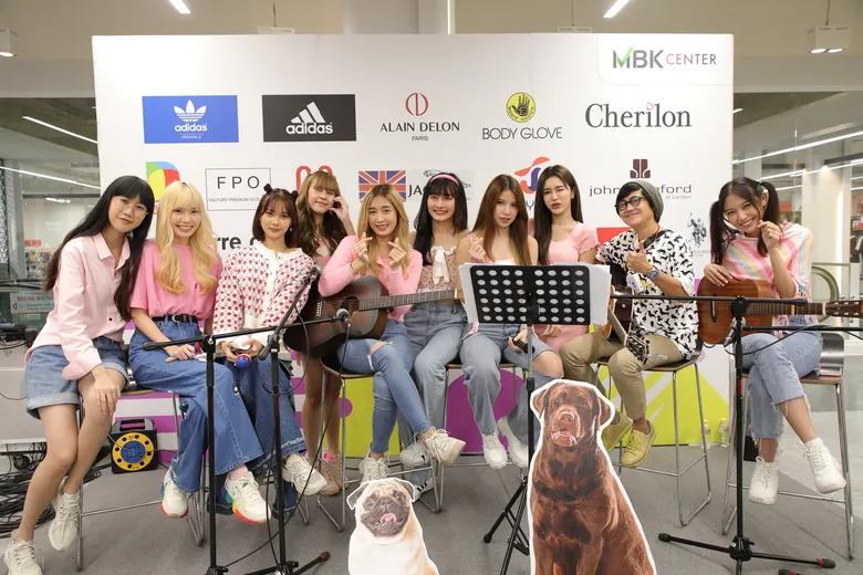 ตอกย้ำ Idol Center ศิลปินไอดอลร่วมยินดีชมสินค้าโซนเปิดใหม่ เอ็ม บี เค เซ็นเตอร์ idol EXCHANGE พร้อมกลับมาจัดอีกครั้ง ดีเดย์ขายบัตร Ticket To Happiness 23-24 ตุลาคมนี้
