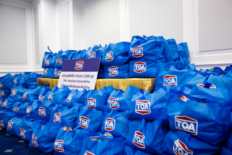 TOA มอบถุงยังชีพ2,000ชุด ให้แก่กองบัญชาการกองทัพไทย ช่วยผู้ประสบภัยน้ำท่วม