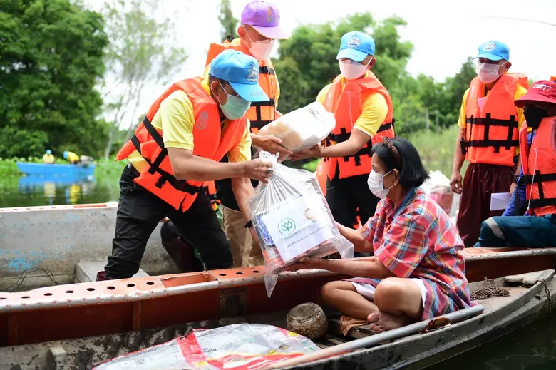 ประธานกรรมการเครือซีพี ผนึกกำลังกองทัพภาคที่ 1 จัดทีมเฉพาะกิจตะลุยน้ำท่วมแจกถุงยังชีพ ช่วยบรรเทาความเดือดร้อนให้กับชาวบ้านในพื้นที่อำเภอบางประหัน  จังหวัดพระนครศรีอยุธยา