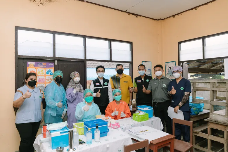 กระทรวงสาธารณสุข เอสซีจี สยามยามาโตะ และคูโบต้า เร่งเดินหน้า "โครงการวัคซีนเคลื่อนที่คุมความเย็น มั่นใจถึงแขนพี่น้องประชาชน" สร้างภูมิคุ้มกัน เพิ่มความปลอดภัยจากโควิด 19 ให้แก่พี่น้องชาวใต้ ณ โรงเรียนบ้านโคกสยา จ.นราธิวาส