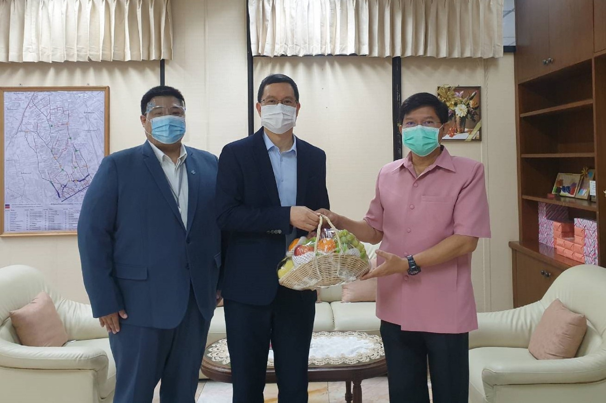 รพ.นวเวช มอบผลิตภัณฑ์สำหรับดูแลชุมชน พร้อมแสดงความยินดีกับ ผอ.เขตบึงกุ่ม คนใหม่
