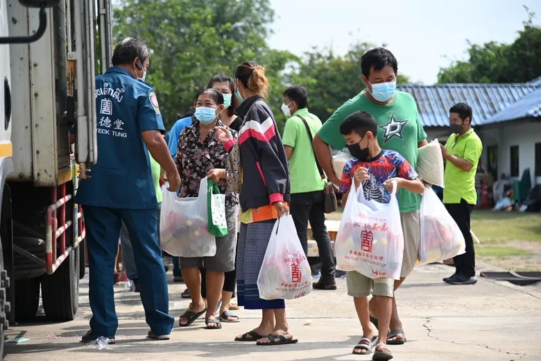 มูลนิธิป่อเต็กตึ๊ง ห่วงใยผู้ประสบภัยน้ำท่วม จัดทีมลงพื้นที่แจกจ่ายถุงยังชีพ บรรเทาทุกข์ผู้ประสบภัยน้ำท่วมชาวอยุธยา อ่างทอง กาญจนบุรี สุพรรณบุรี และสิงห์บุรี